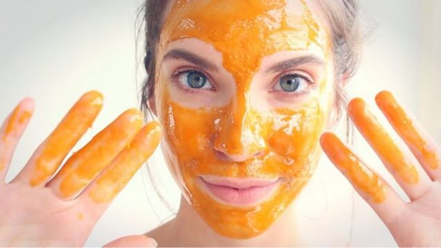 The honey-based mask rejuvenates and nourishes the skin