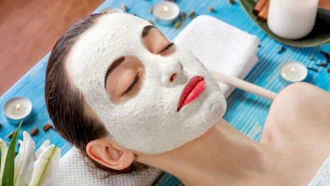 The white clay face mask cleans and tightens the skin