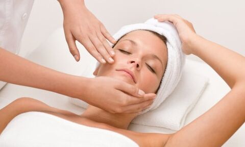 The sculptural facial massage provides the skin with the necessary lifting effect